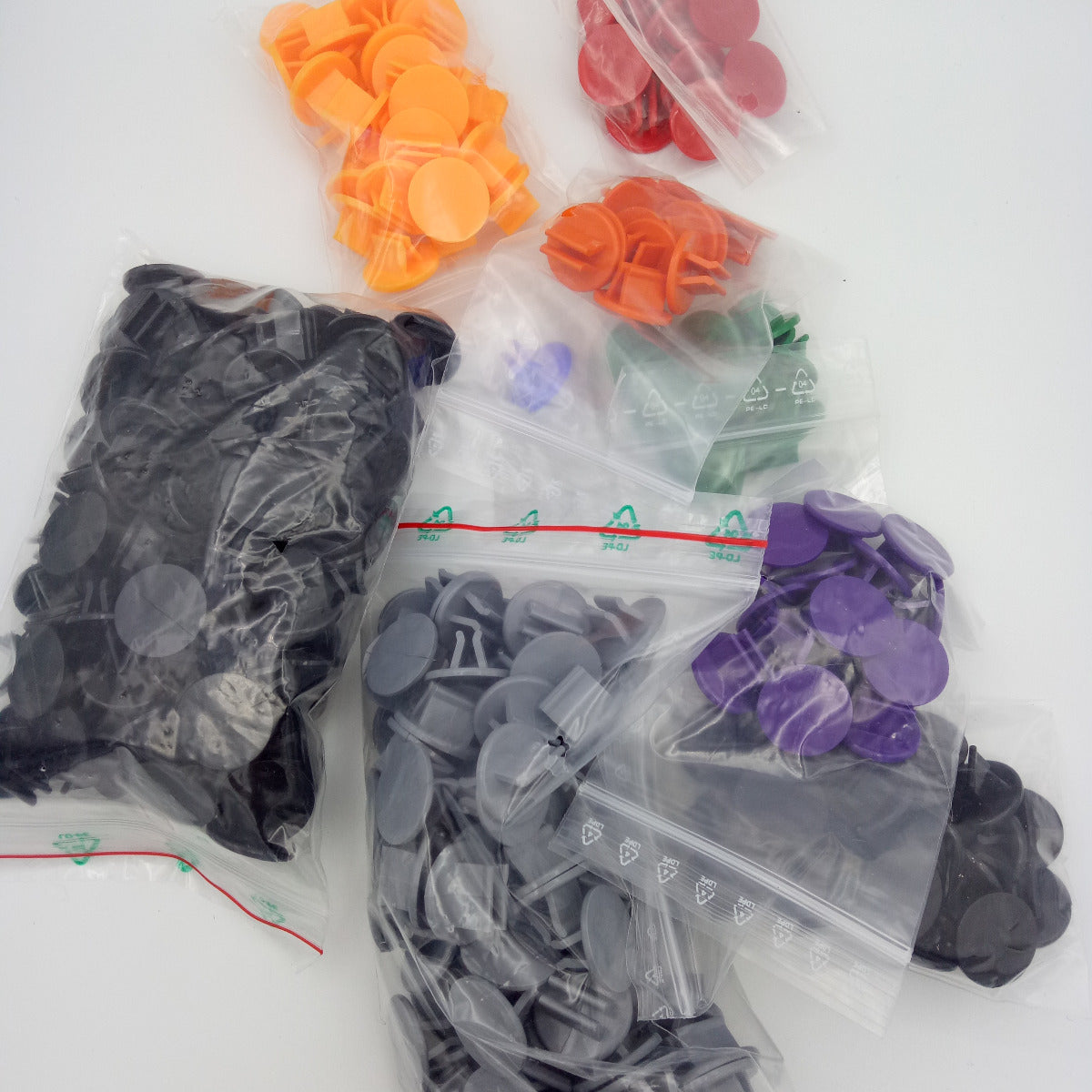 Plastic bases in different colors approx. 200 pieces - Auction, starting price 20 EUR