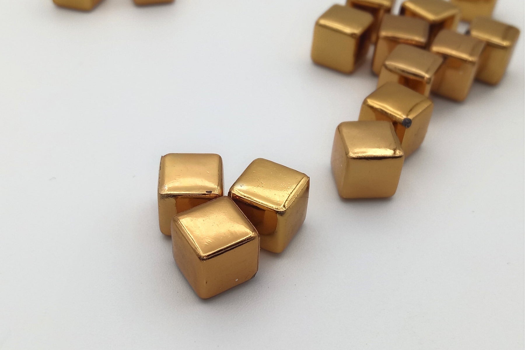 1.000x Würfel aus Kunststoff 8mm - Bronze - Auktion