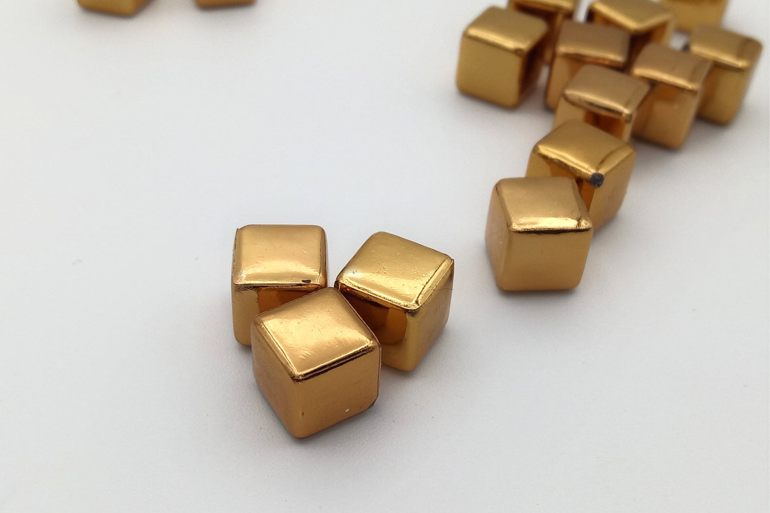 Würfel aus Kunststoff- ab 10.000 Stück