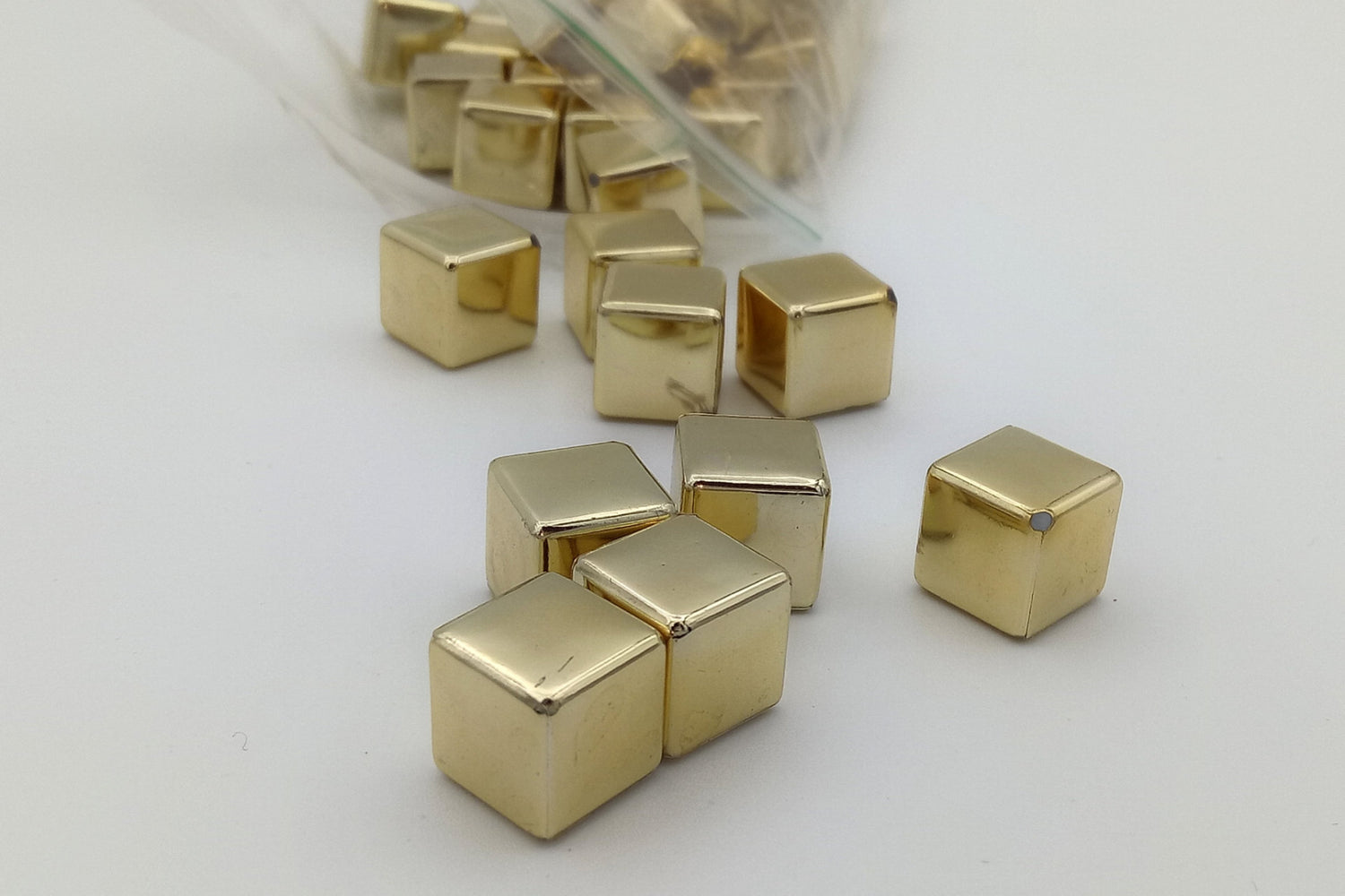 Würfel aus Kunststoff- ab 10.000 Stück