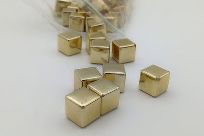 Würfel aus Kunststoff- ab 10.000 Stück