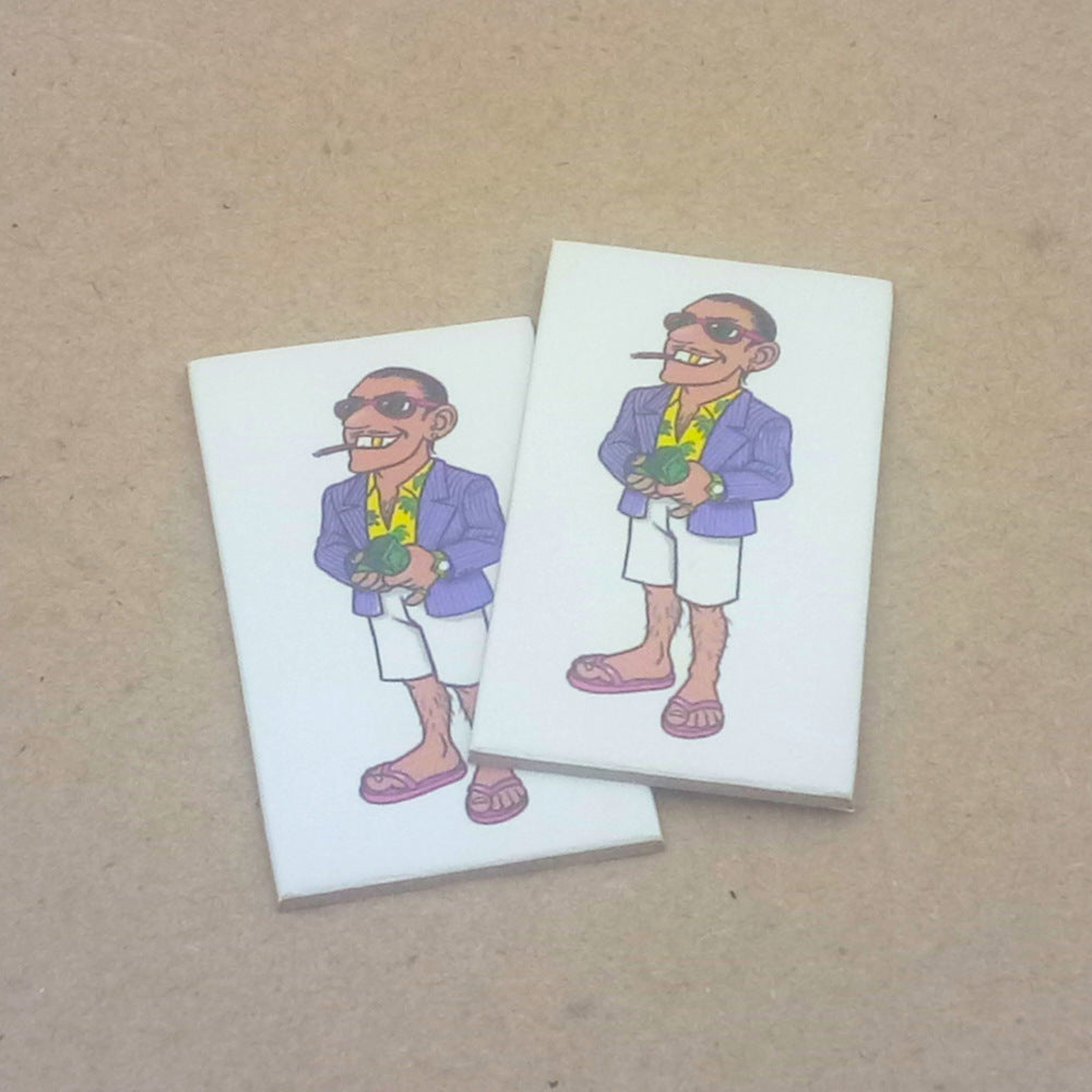 Pappfigur mit kurzen Hosen
