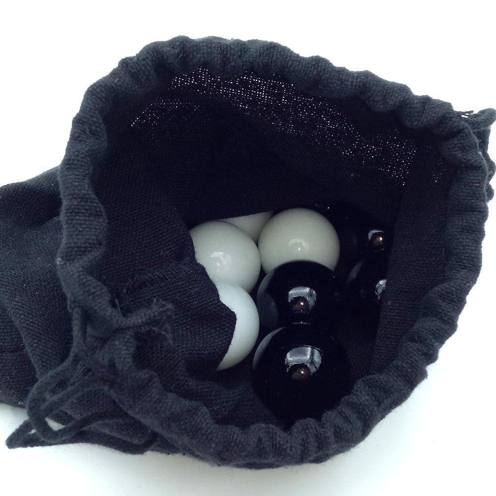 Glass marbles in linnen bag