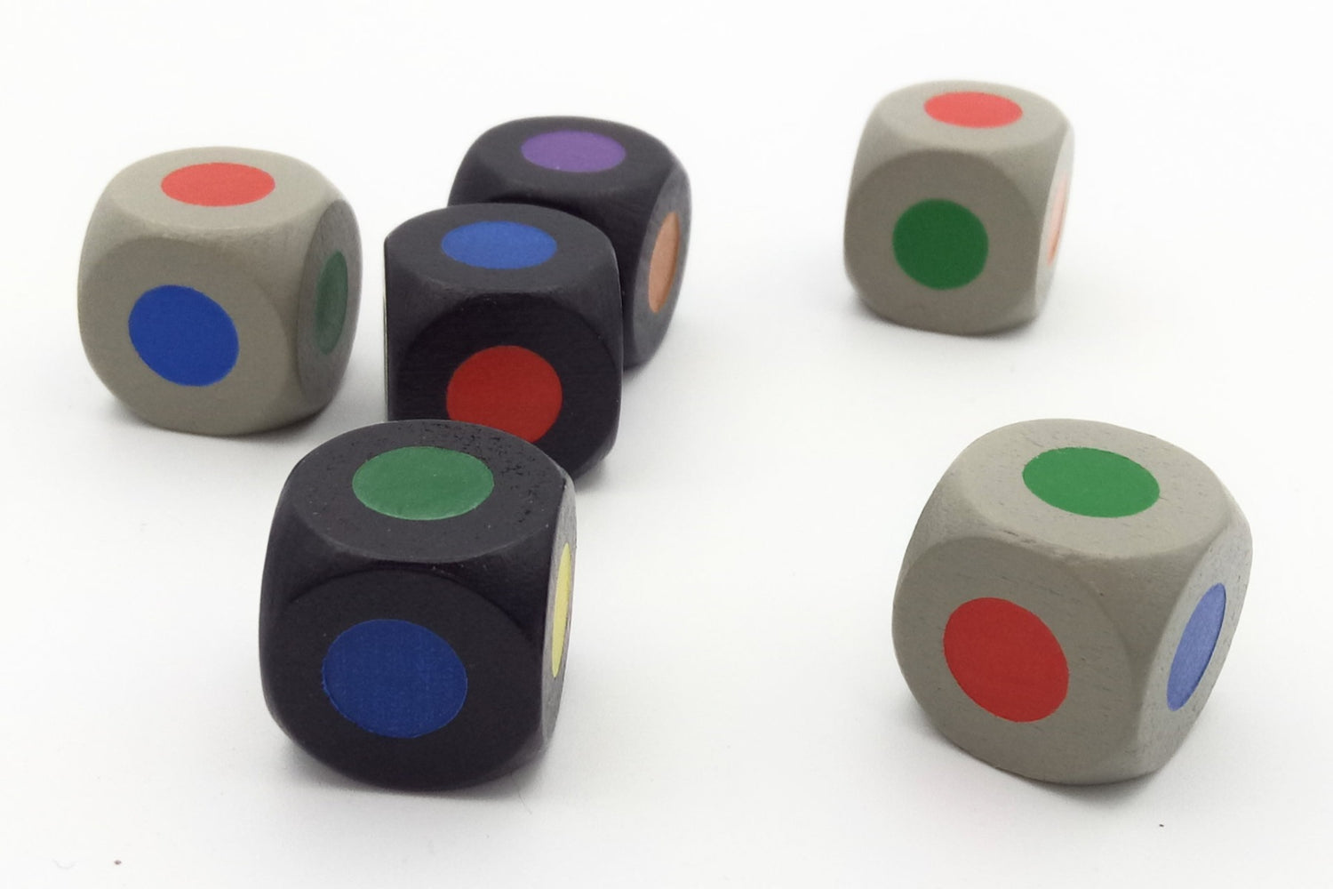 Color dice of width 16 mm-black