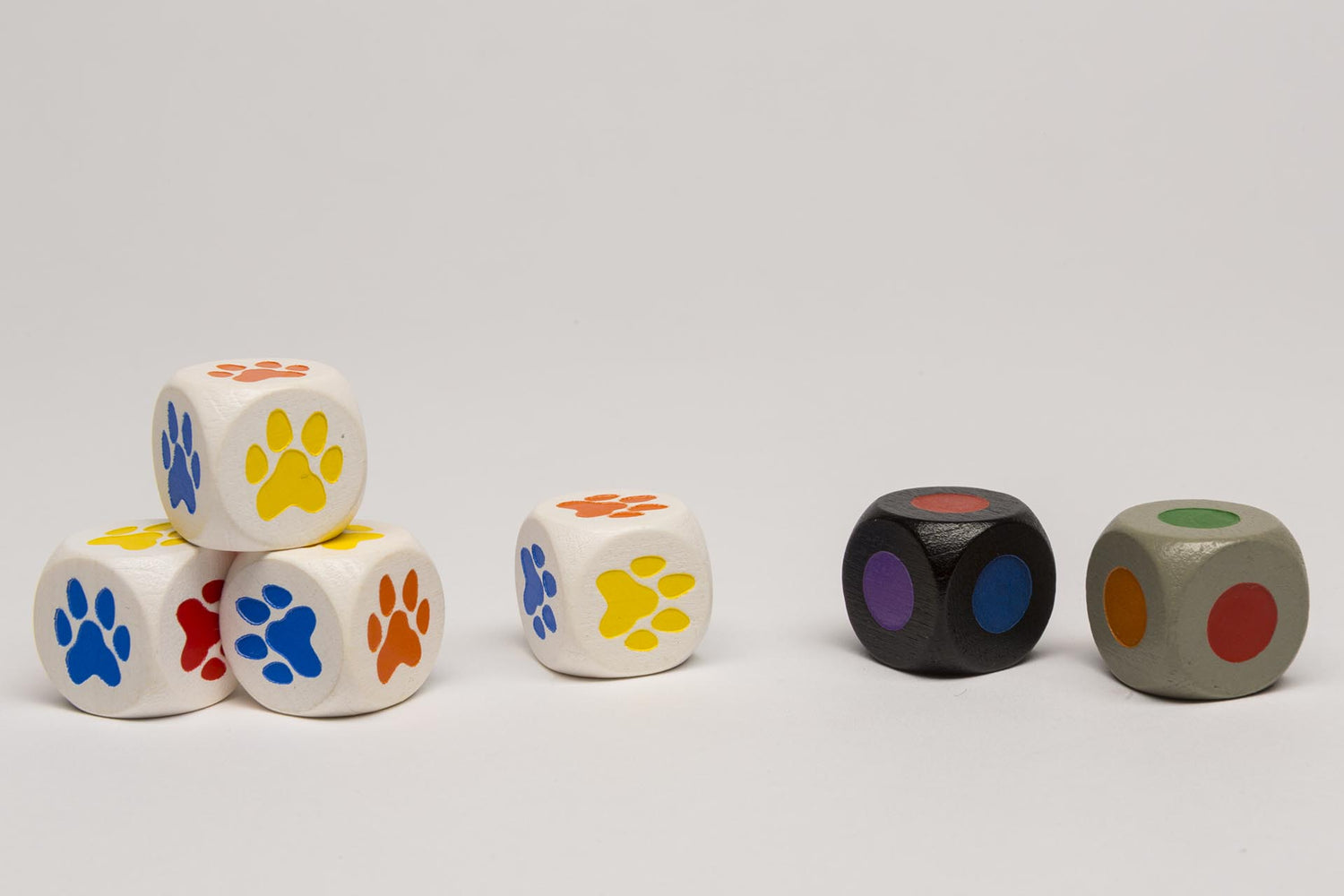 Set color dice with paws and dots