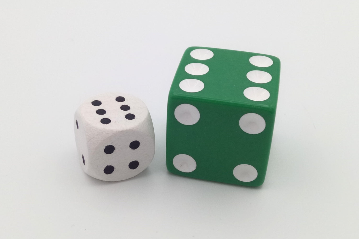 Plastic dice 25 mm (dots)-green
