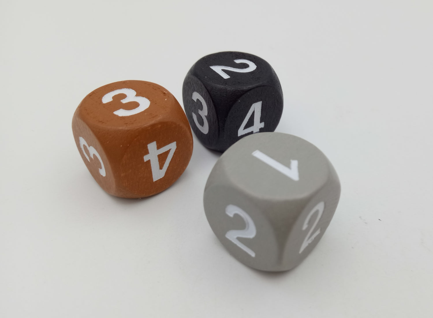 Zahlenwürfel mit unterschiedlicher Verteilung