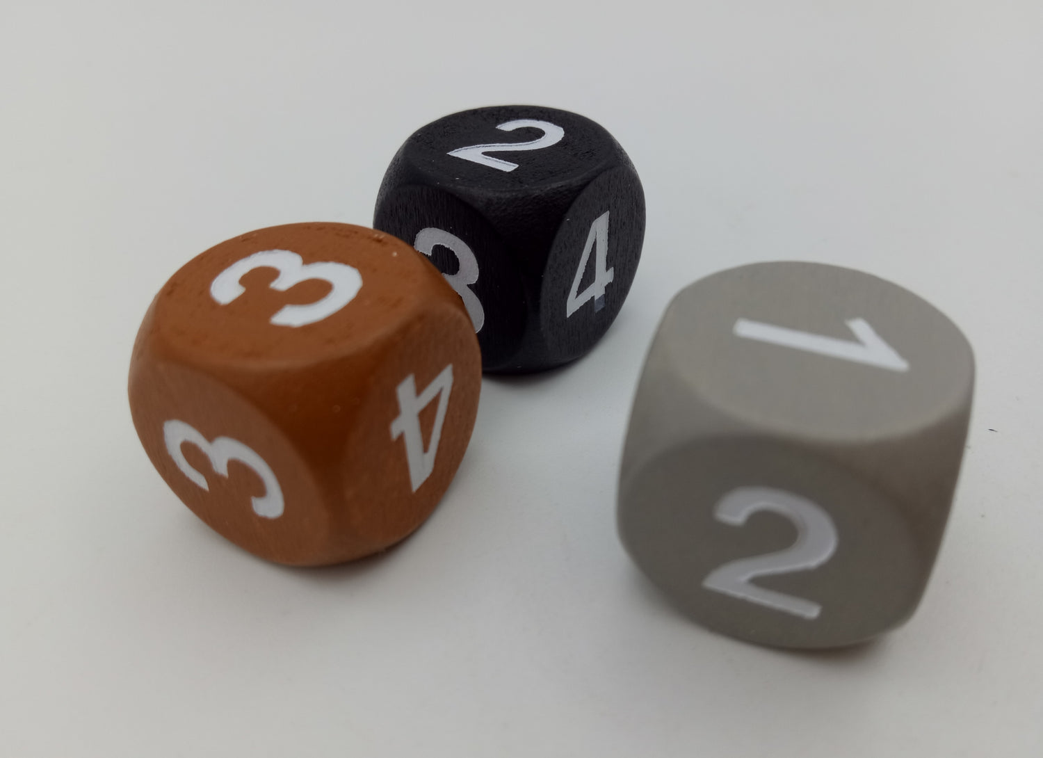 Zahlenwürfel mit unterschiedlicher Verteilung