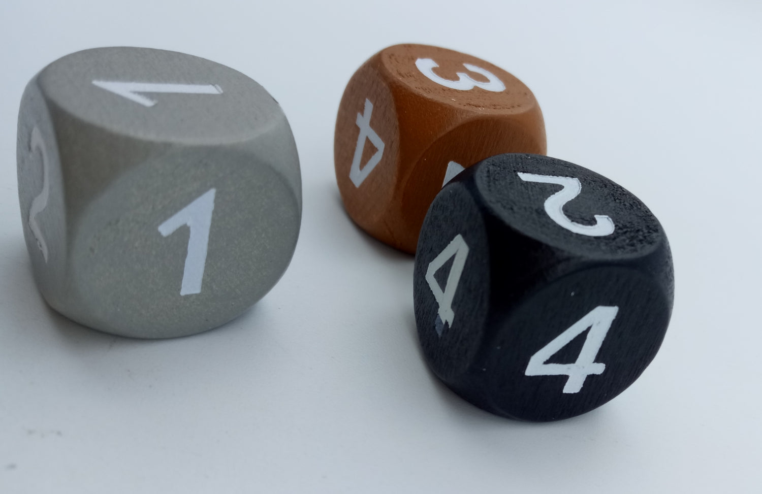 Zahlenwürfel mit unterschiedlicher Verteilung