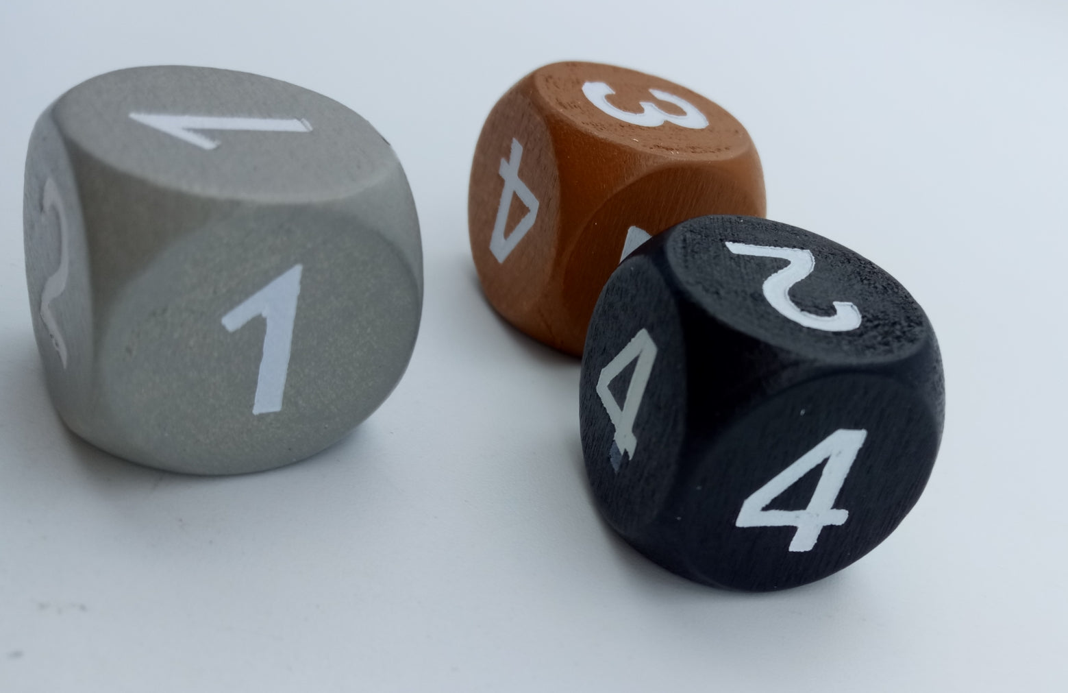 Zahlenwürfel mit unterschiedlicher Verteilung